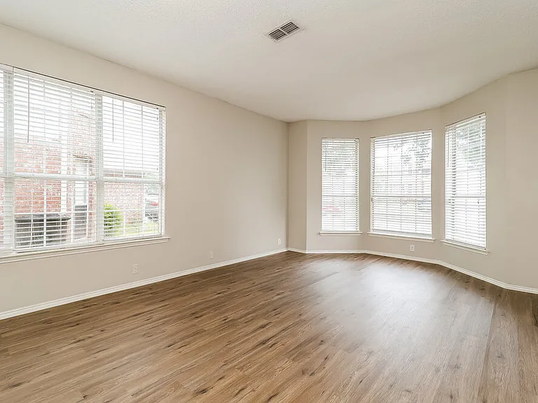 3336 Raleigh Dr — Photo 4