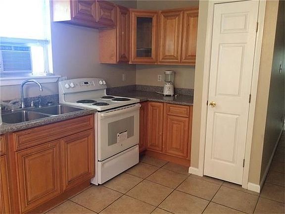 3rd image of 918 Alabo St