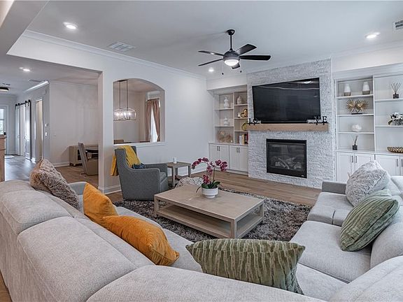 3rd image of 604 Kiley Ln