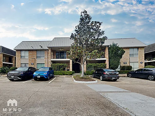 2230 S Piney Point Rd #204 Photo 1