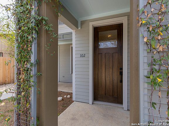 4th image of 808 E Carson St #102