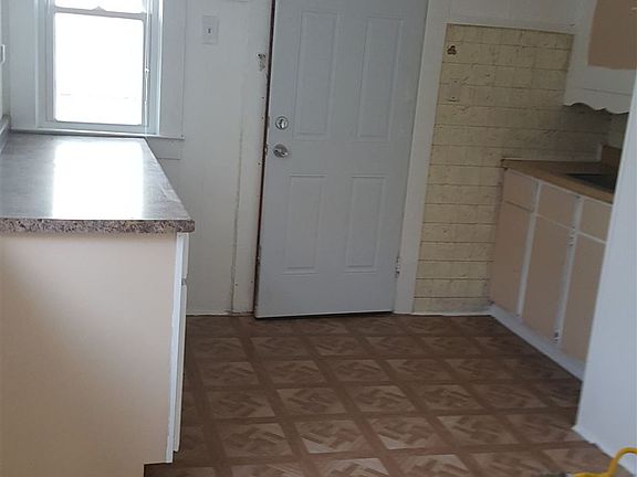 5th image of 20 W Goodell St APT 2
