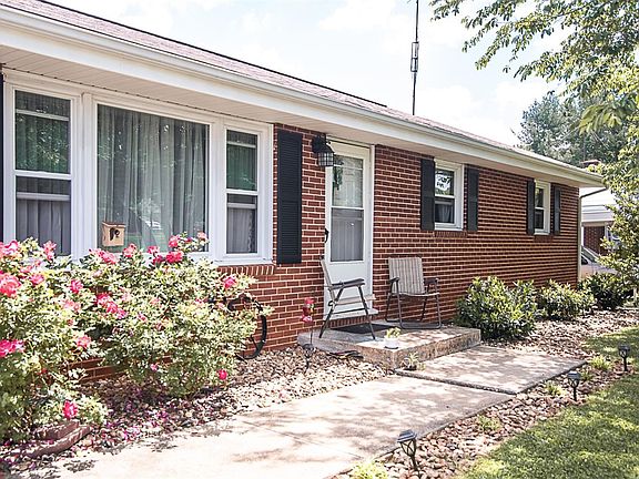 2nd image of 909 Woodhaven Dr