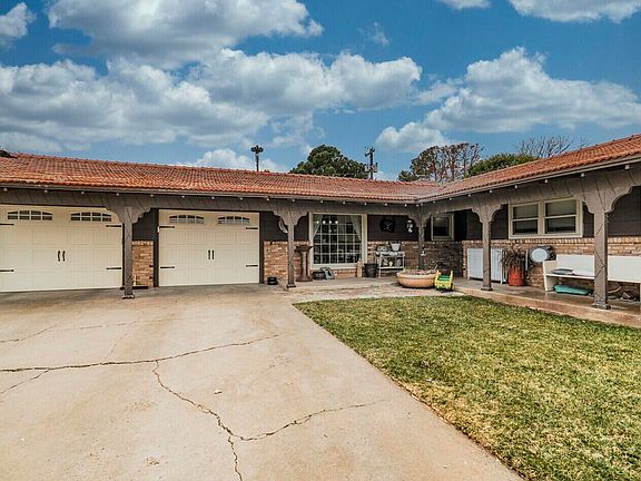 3rd image of 210 Comanche Trl