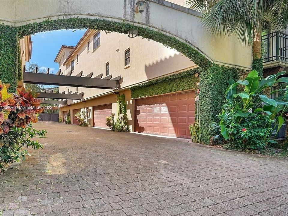 2nd image of 2807 Coconut Ave #2807