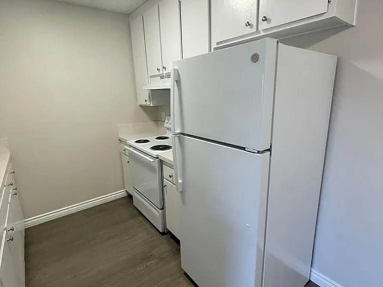 Cordova Apartments — Photo 31