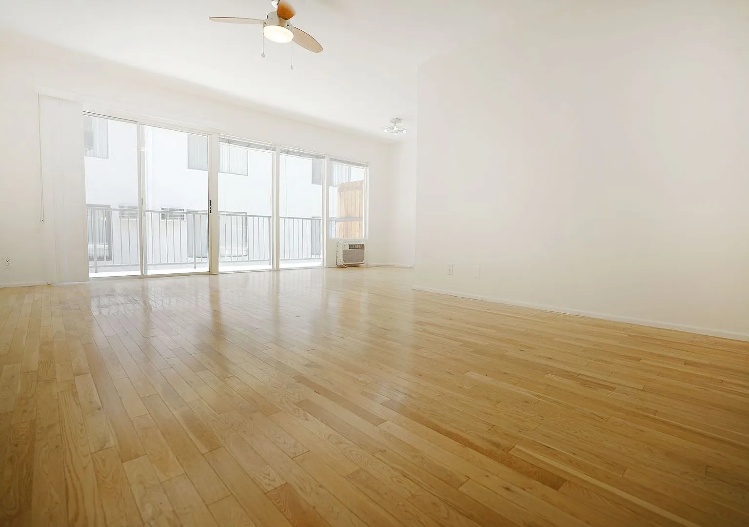 Larrabee 1200 — Photo 1