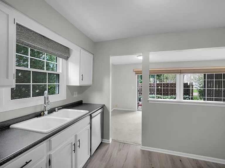 1671 Grosvenor Cir #B — Photo 6