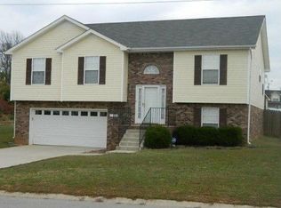 3140 Hawthorn Dr, Clarksville, TN 37043