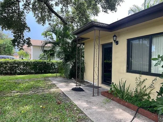 4605 SW 65th Ave — Photo 3