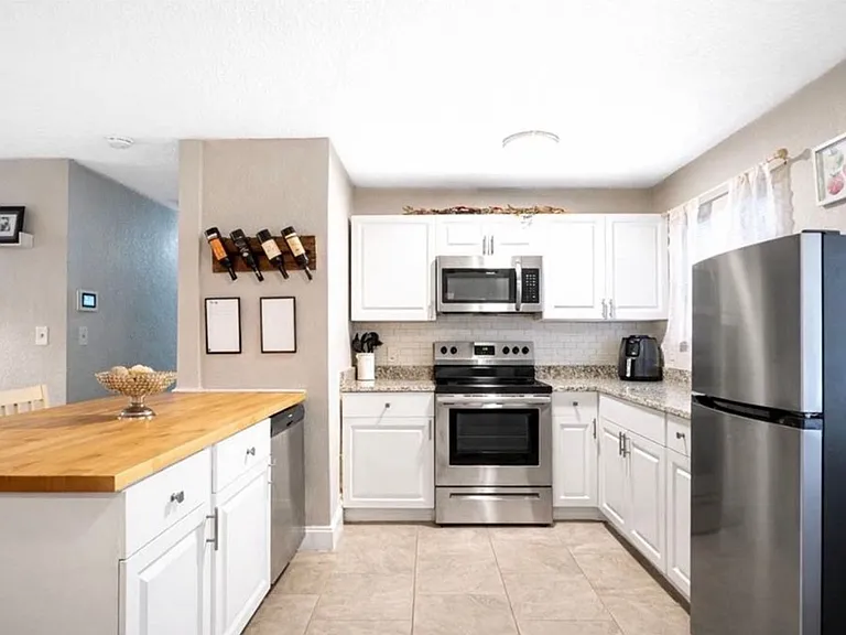 4664 Pleasant Valley Ct — Photo 2
