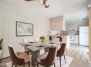 2808 Roundtree Dr, Troy, MI 48083