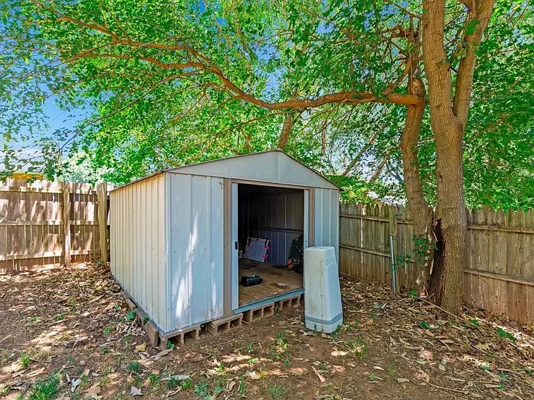 1108 W Fredericksburg St — Photo 31