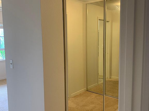 Dressing area in MB leading to bath