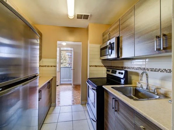 Strathroy Manor, 1470 Williamsport Dr, Mississauga, ON L4X 1T5