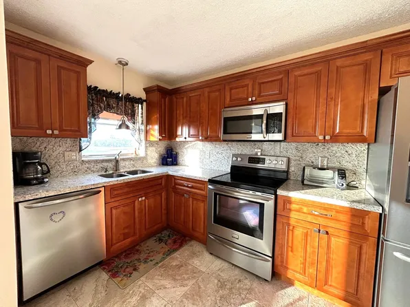 3951 Via Poinciana #412, Lake Worth, FL 33467