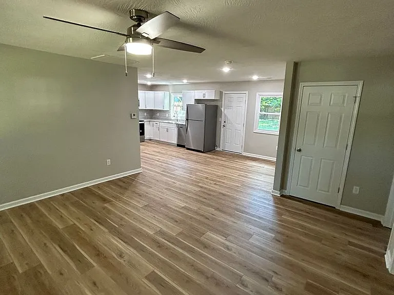 1202 S Willow Ln — Photo 3