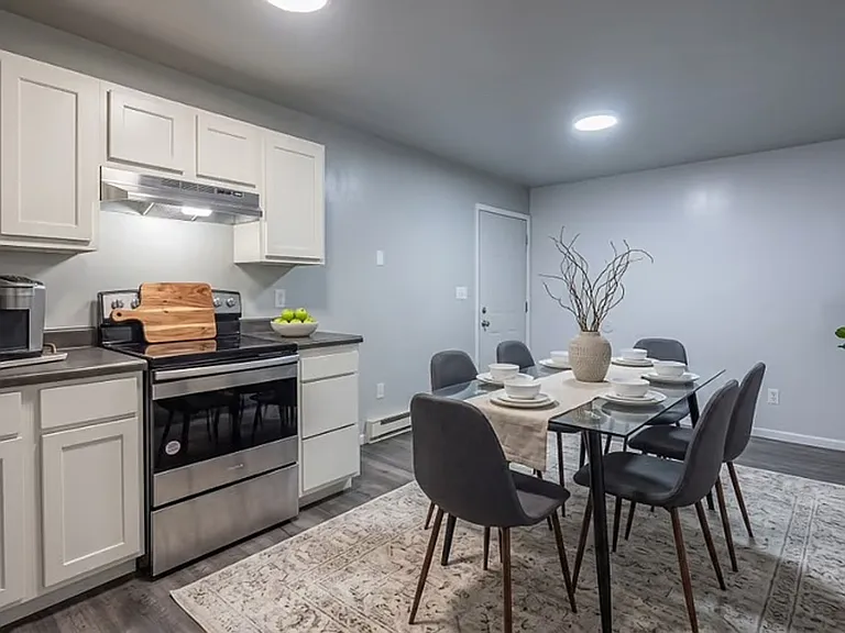 1104 N Walnut St — Photo 3