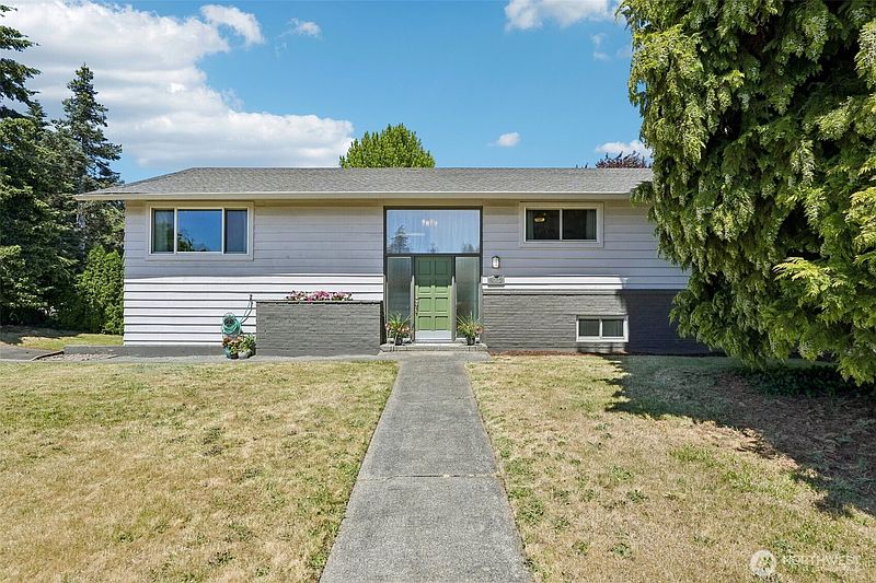 2nd image of 3002 NE 44th Street