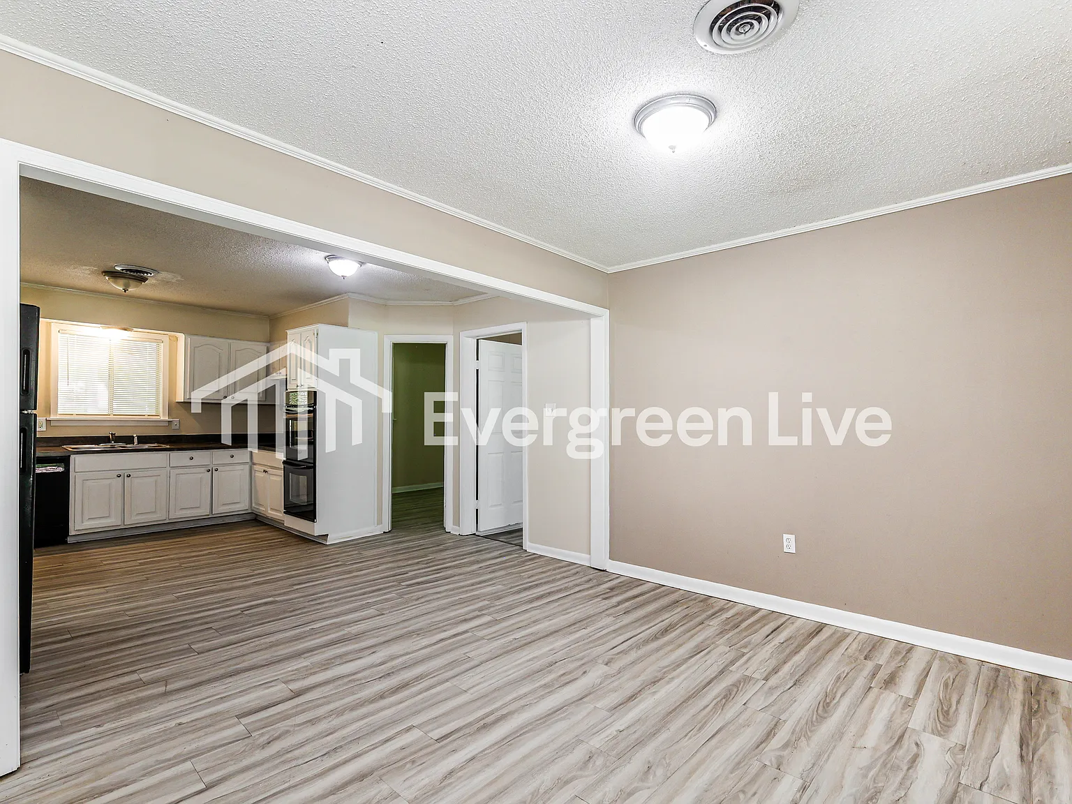 3 bed, 2.0 bath, 2300 sqft, $1,745 — Photo 3
