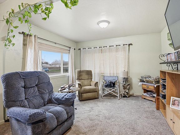 4th image of 409 E Alder Ave