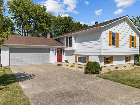 3 Raintree Dr, Saint Peters, MO 63376