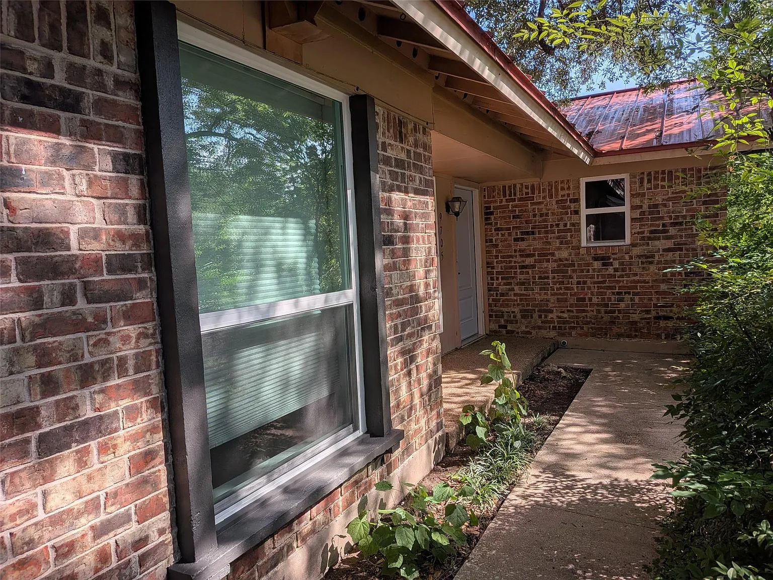 3 bed, 2.0 bath, 1477 sqft, $2,450 — Photo 2