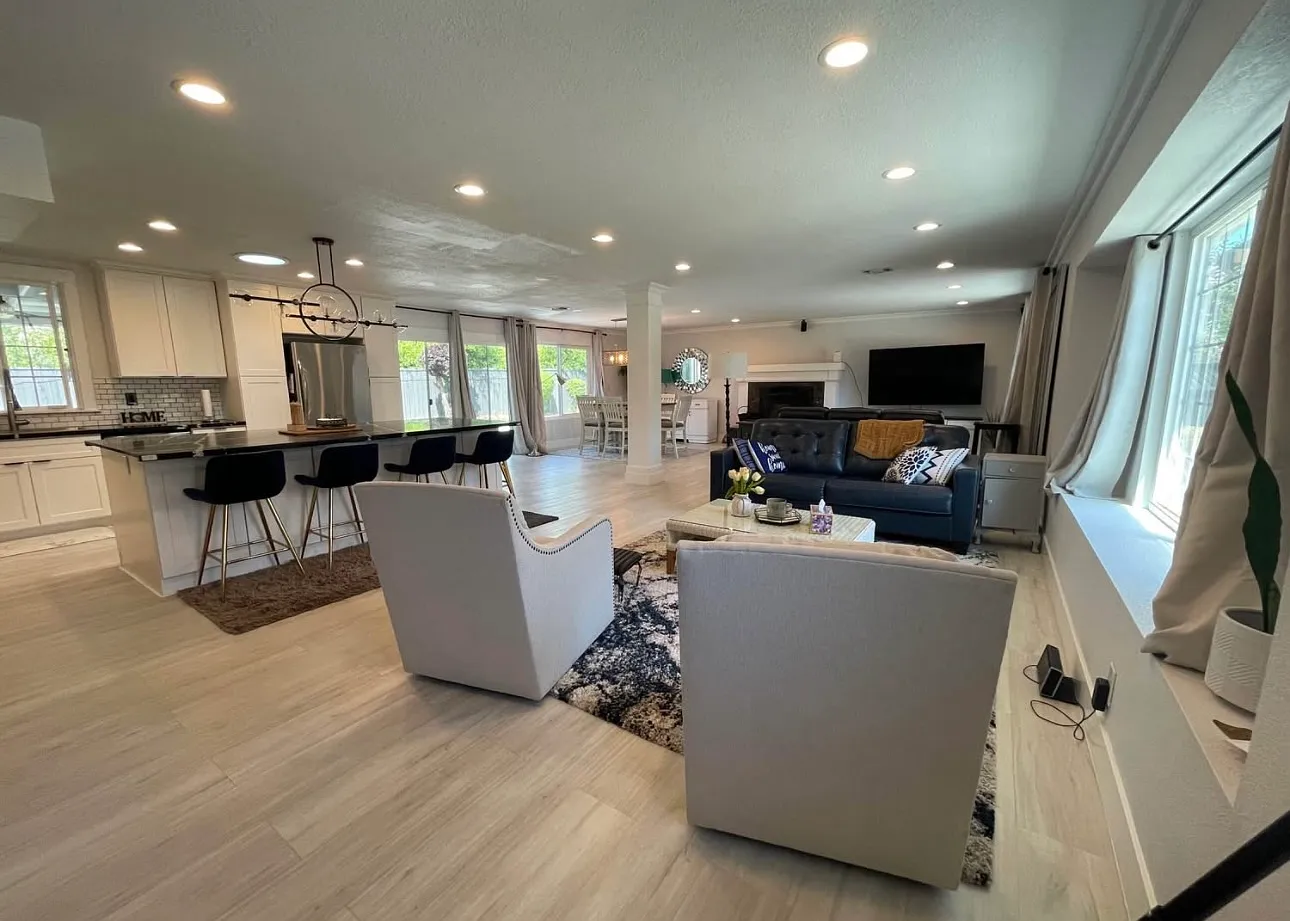4 bed, 3000 sqft, $850 — Photo 1