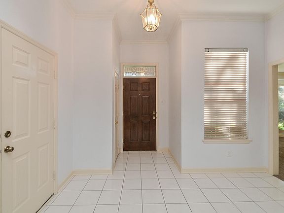 5th image of 811 Spring Valley Ct
