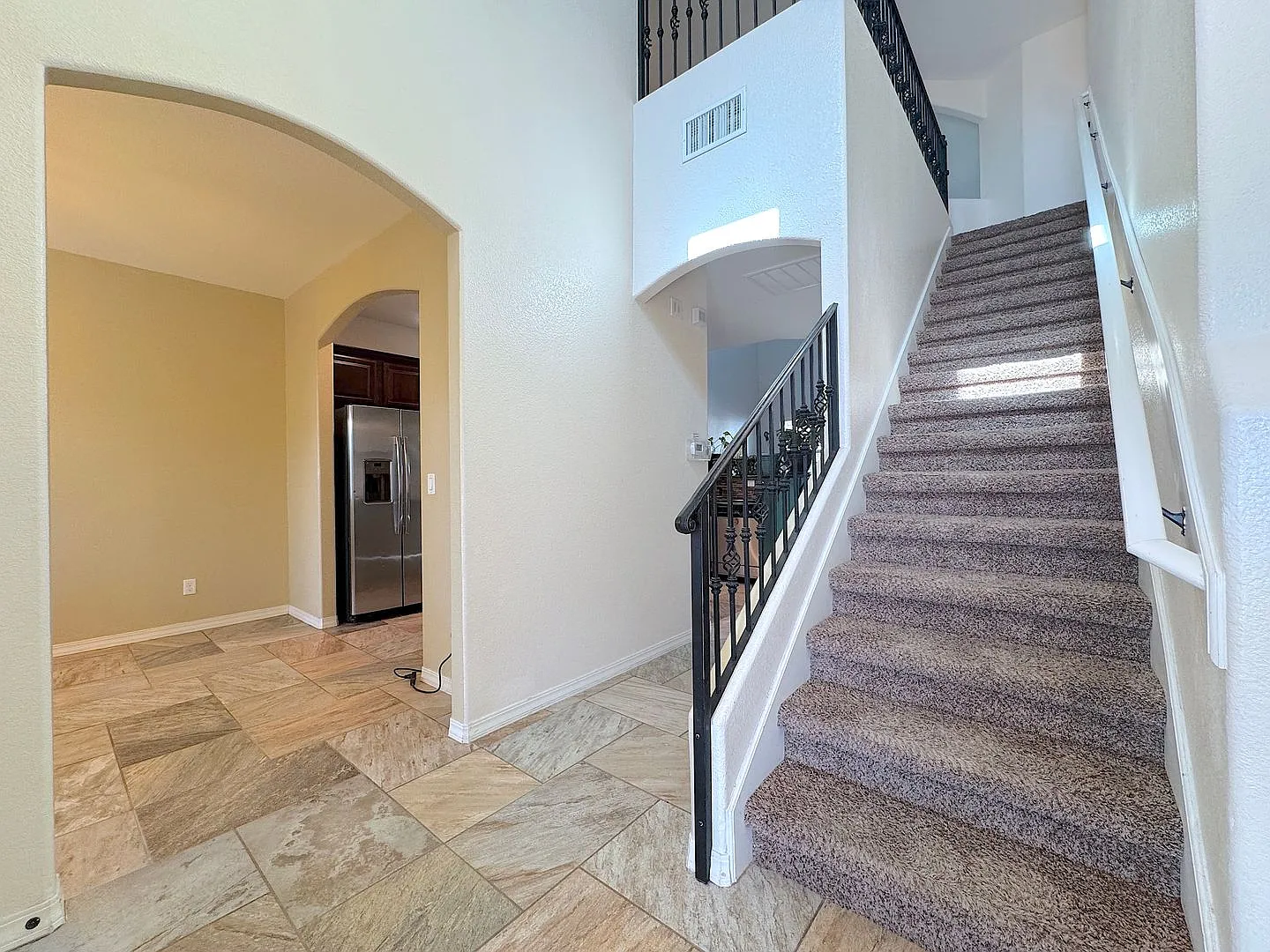 East El Paso 4bed/2.5bath Refrig A/C with Solar Panels! — Photo 4
