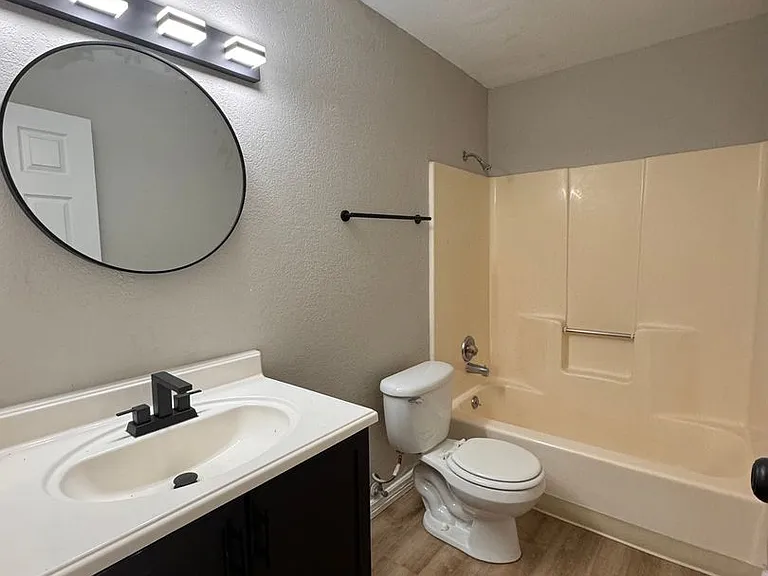 Raintree Apartments — Photo 24