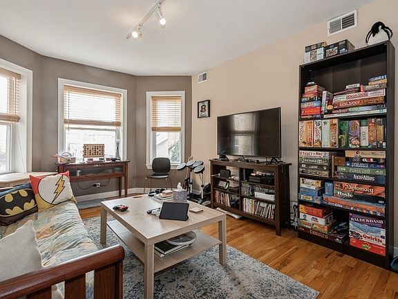 3rd image of 1529 W Rosemont Ave APT 1S