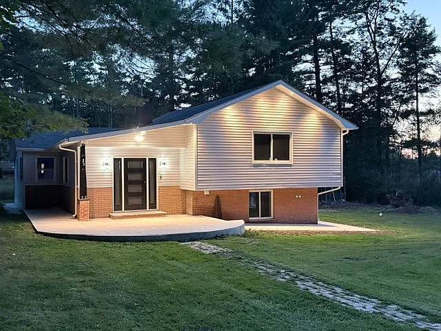 3 bed, 2.5 bath, 1900 sqft, $2,600 — Photo 2