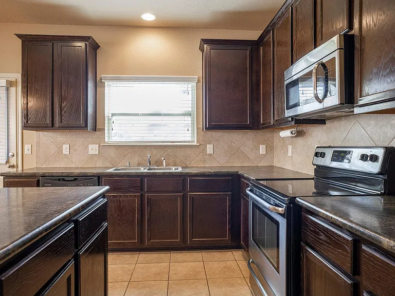 433 Stonebrook Dr — Photo 32