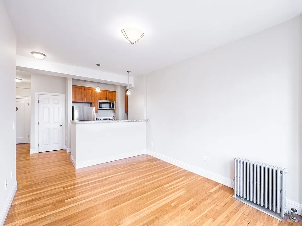 990 Bay Street (1114r)