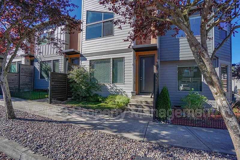 3 bed, 2.5 bath, 1806 sqft, $2,195 — Photo 1