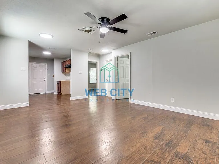 4218 Carpenter Ave — Photo 2