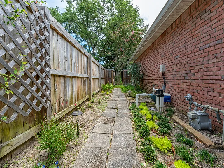 1626 Oakmont Cir — Photo 68