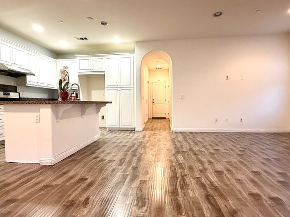 4th image of 438 La Tienda Dr