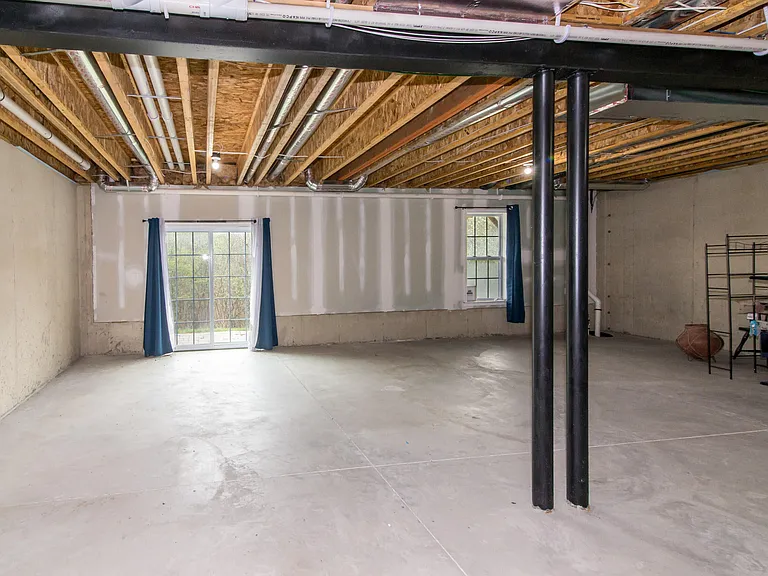 2544 Oxford Cir — Photo 33
