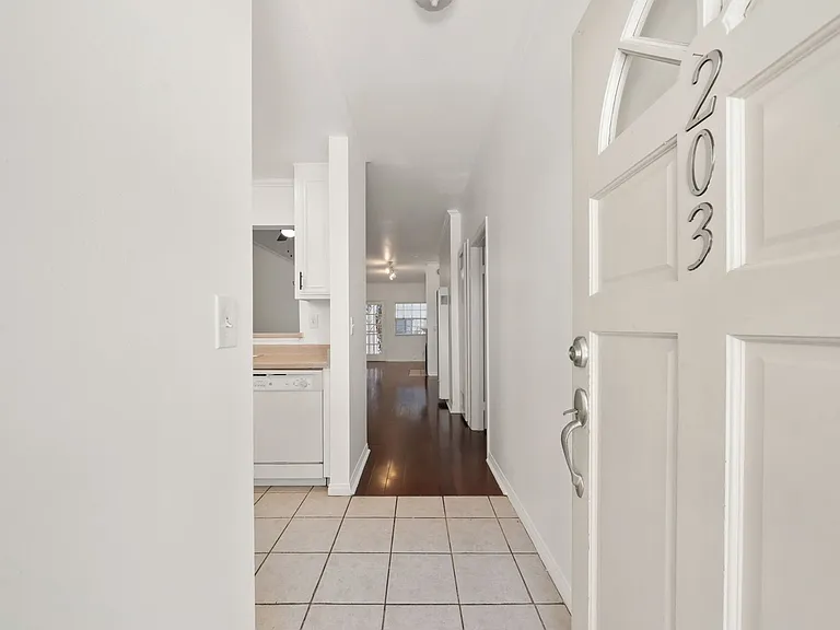 1145 Roswell Ave #203 — Photo 29