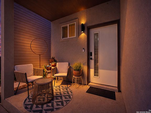 3rd image of 1618 W Lawndale #2