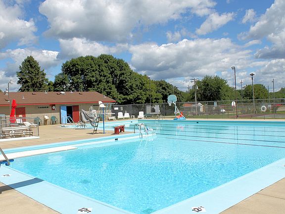 Public Pool - just 1 block away