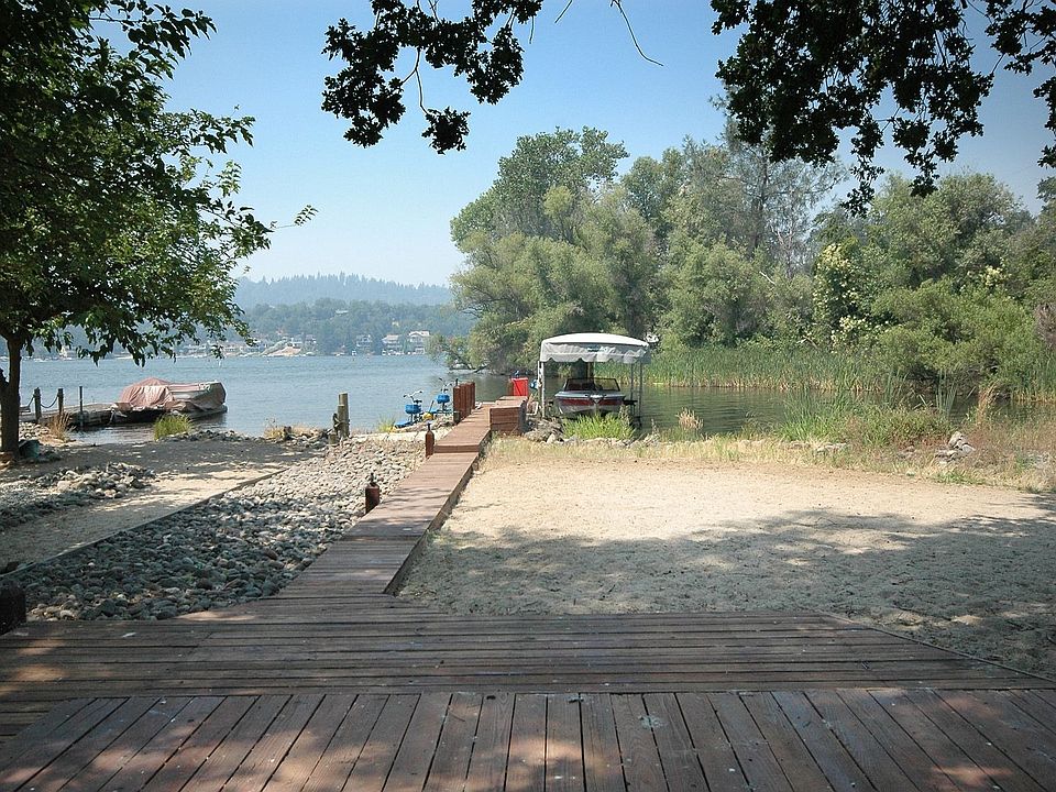 Level lakefront lot w/2 homes!