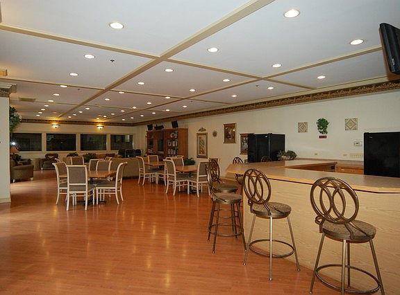 4th image of 1 Bloomingdale Pl APT 522
