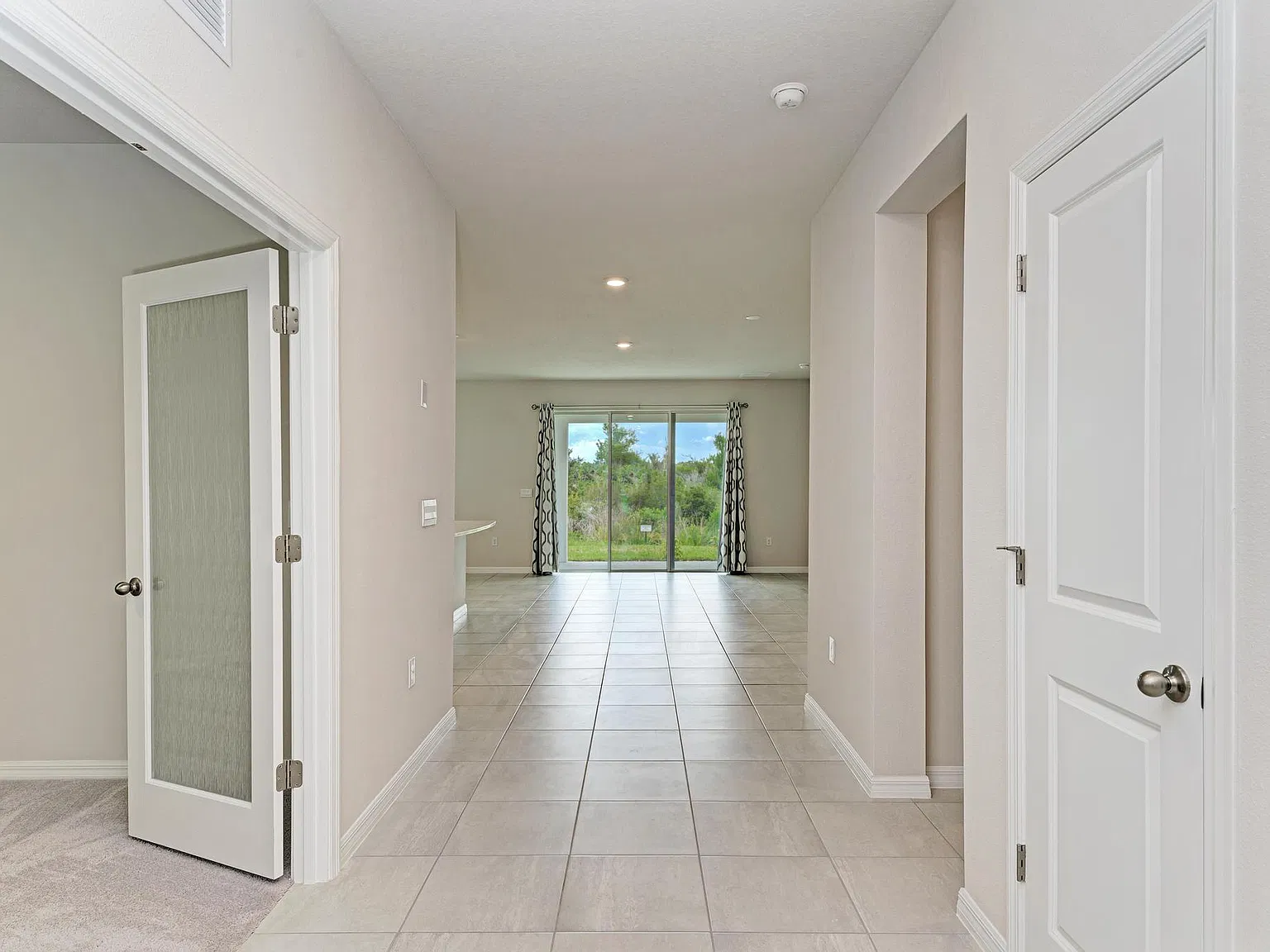 4 bed, 2045 sqft, $2,850 — Photo 2