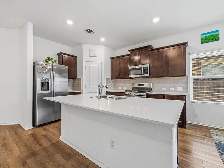1733 Catahoula Dr — Photo 3