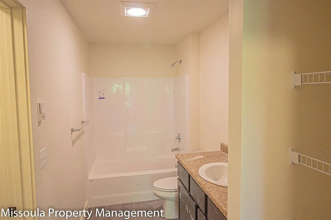 American Way Apartments — Photo 4