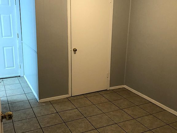 3rd image of 405 W Jewell Dr