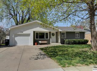 8716 Lakeview Dr, Omaha, NE 68127